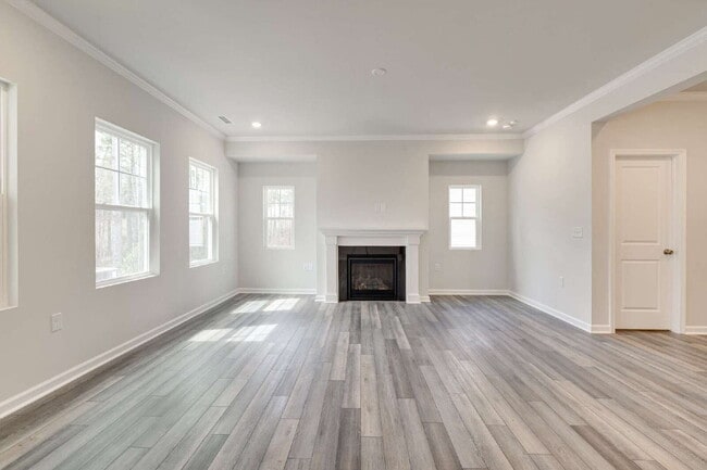 Building Photo - End-unit 3 bedroom townhome with Screened Porch!
