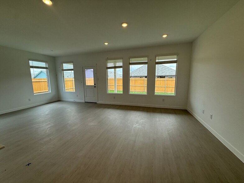 Building Photo - 928 Sugarberry St