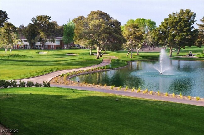 Building Photo - 2963 Pinehurst Dr