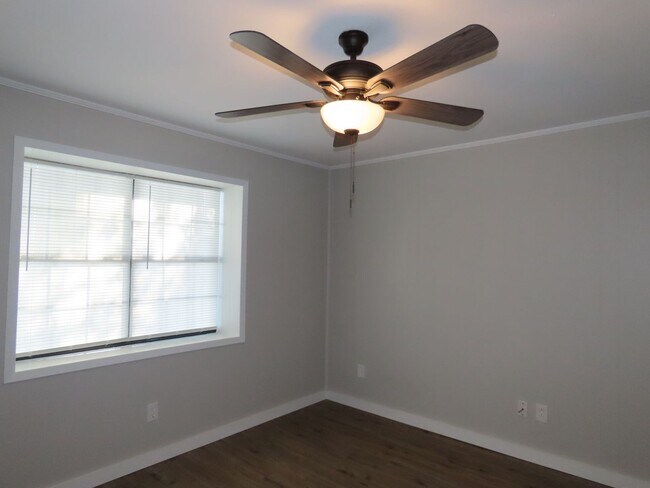 Building Photo - 10556 Twin Oaks Dr