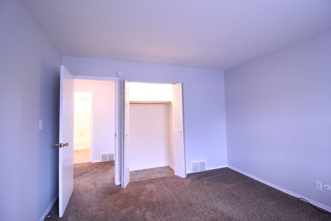 Building Photo - February FREE On This 2 Bedroom 1 Bath Duplex In Overland Park