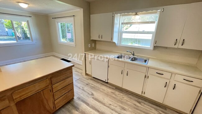 Building Photo - Nostalgic 2 BD | 2 BA House w/ Large Backy...