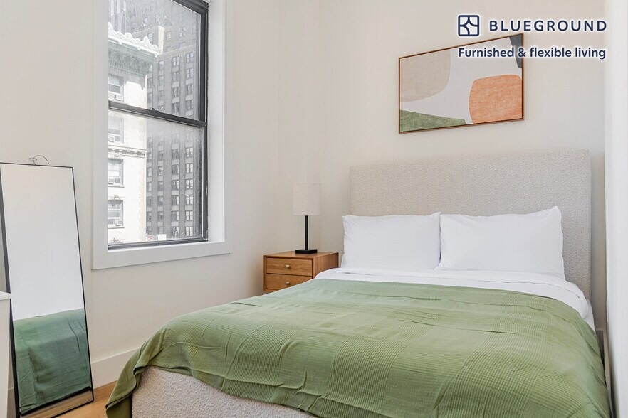 Building Photo - 161 W 54th St