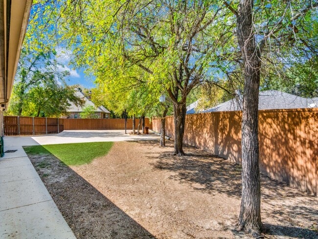 Building Photo - Incredible 4-bedroom, 3-bath Home with sparkling Pool on a gorgeous lot in highly sought-after Al...