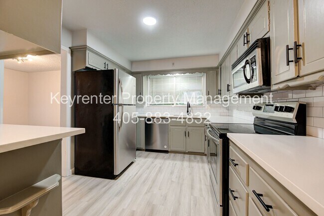 Building Photo - REMODELED 2 Bed 2 Bath 1 Mile West from Campus!