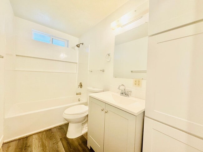 Building Photo - Very Cute Nampa 2 bd, 1b Home with private...