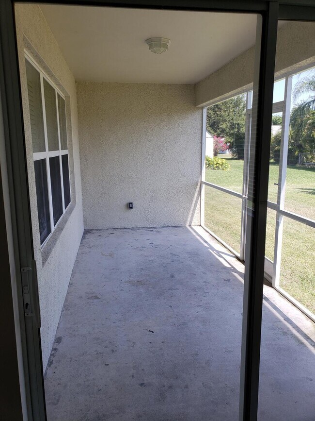Building Photo - 2529 SW 11th Pl