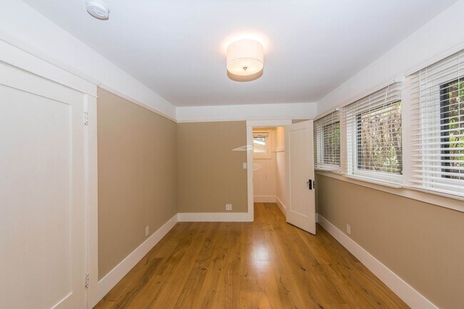 Building Photo - 306 N Shaffer St