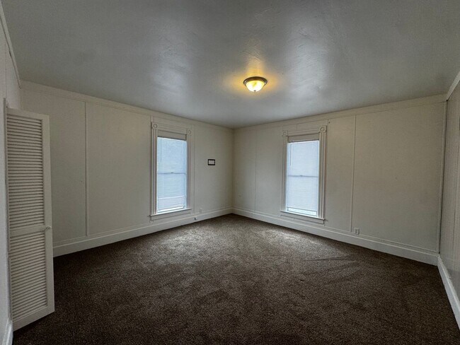 Building Photo - 910 8th St
