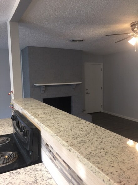 Building Photo - 1527 Hillside Dr
