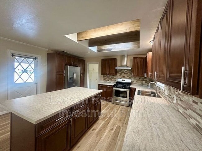 Building Photo - 2320 Melrose Ave