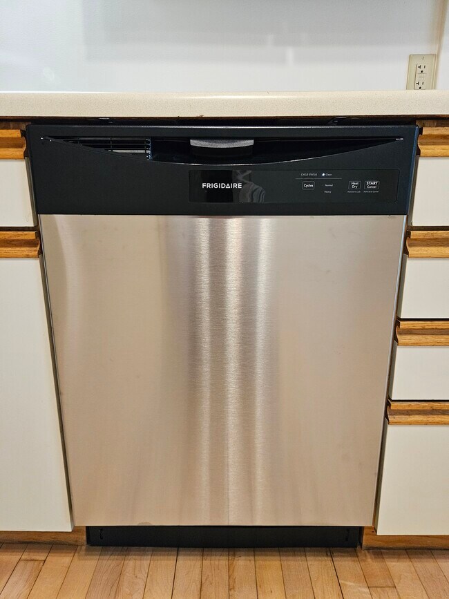 Building Photo - 1900 E Newberry Blvd