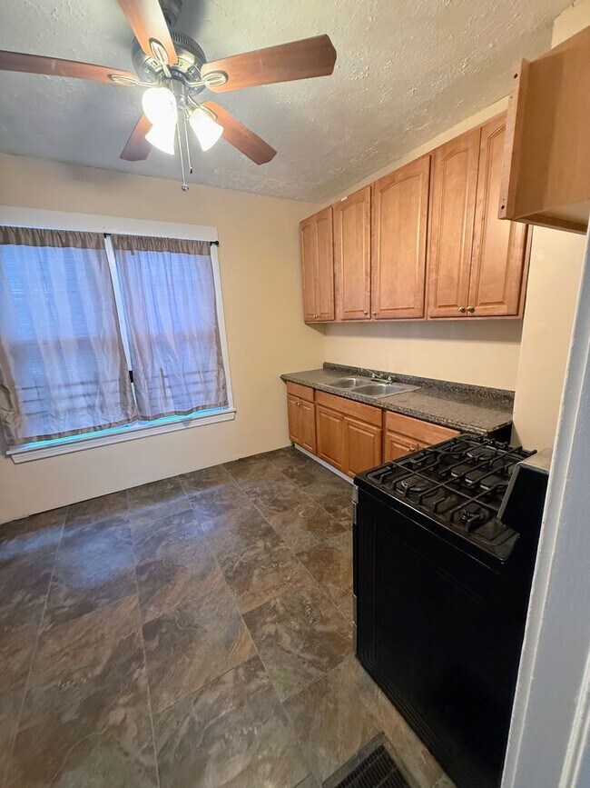Building Photo - Discover this three-bedroom, one-bath home in Cleveland