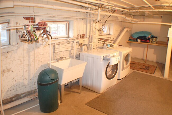 Building Photo - 22 Parkway Rd