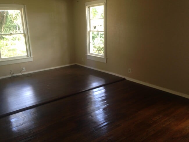 Building Photo - 1104 N LBJ Dr