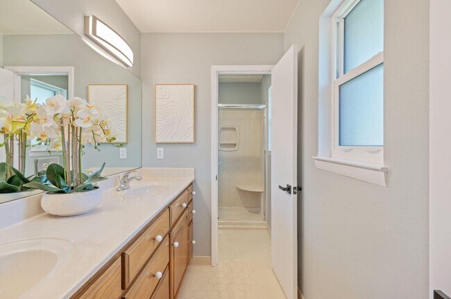 Building Photo - 512 Samana Way