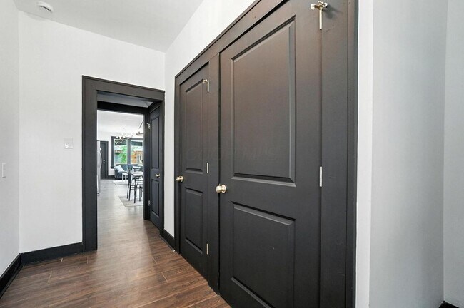 Building Photo - 887-889-889 E Livingston Ave