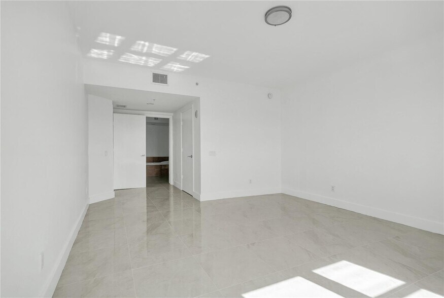 Building Photo - 14951 Royal Oaks Ln