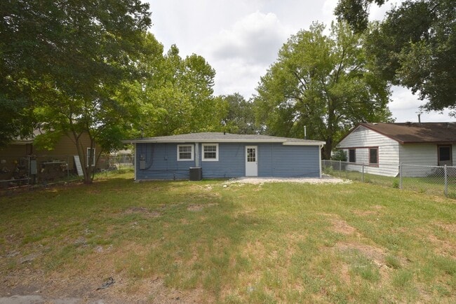 Building Photo - RECENTLY UPDATED 3 BEDROOM 1 BATH HOME