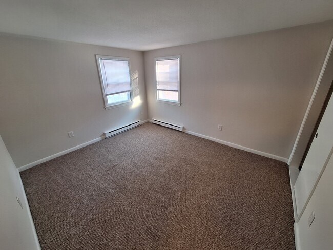 Building Photo - 204 Elm St