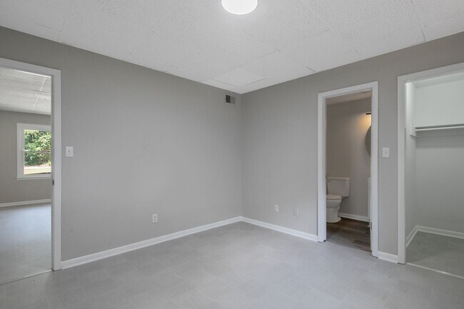 Building Photo - 210 Colonial Dr