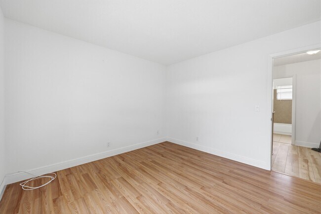 Building Photo - 301 Lakewood Dr