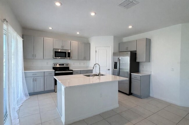 Building Photo - 5527 Tranquila Ln