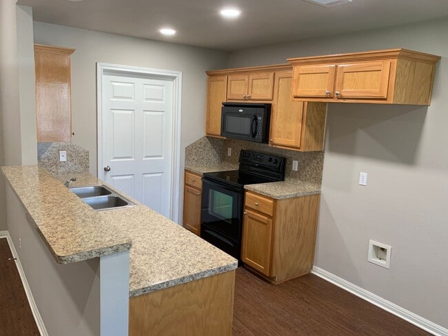 Building Photo - 3 bedroom 2 bath brick home