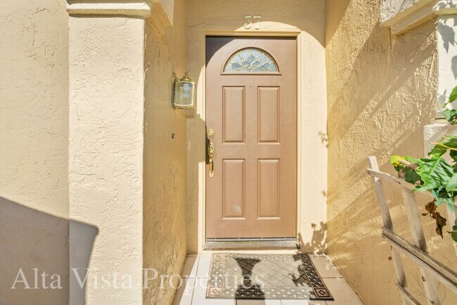 Building Photo - Beautiful Dual Master bedroom Townhome in ...