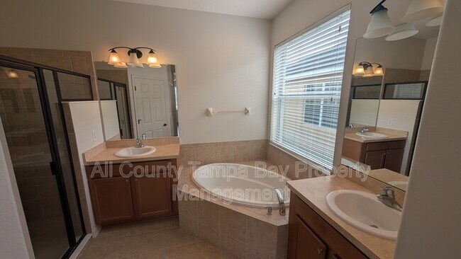 Building Photo - 17449 New Cross Cir