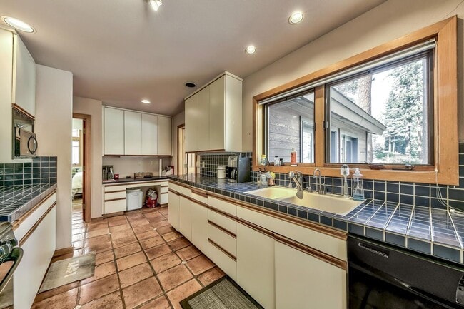 Building Photo - Perfect Location