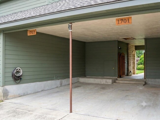 Building Photo - 1703 Horseshoe Cir