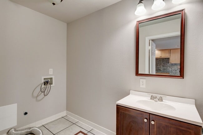 Building Photo - 2 Bed + Den/Office 2 Bath Ground level Condo