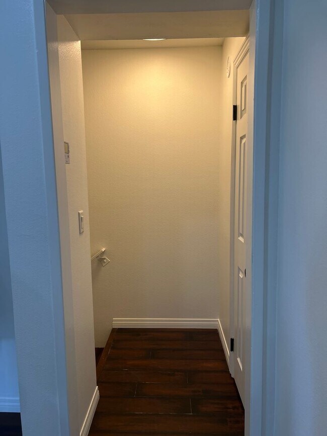 Building Photo - Cabrini 2 bedroom townhome