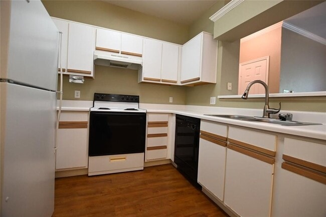 Building Photo - Beautifully Updated 2-Bedroom, 1-Bath Condo!