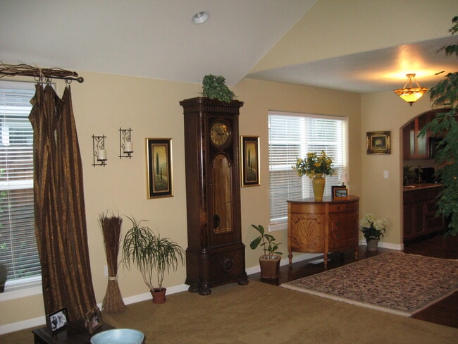 Building Photo - 657 Spring Valley Dr