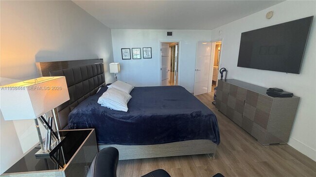 Building Photo - 100 Bayview Dr