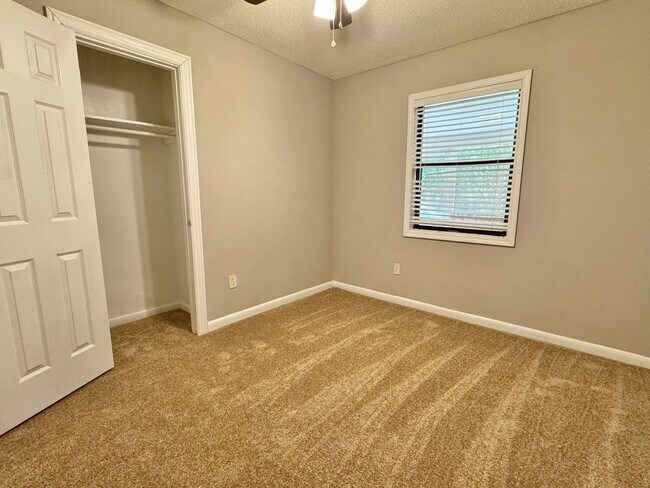 Building Photo - AVAILABLE AUGUST 2025 [PET FRIENDLY]