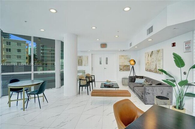 Building Photo - 480 NE 30th St