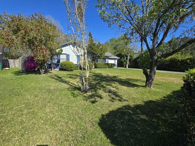 Building Photo - 425 Sunnyside Dr