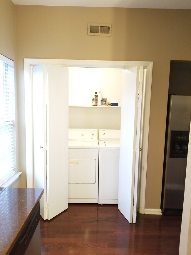 Building Photo - 2730 Linmar Ave