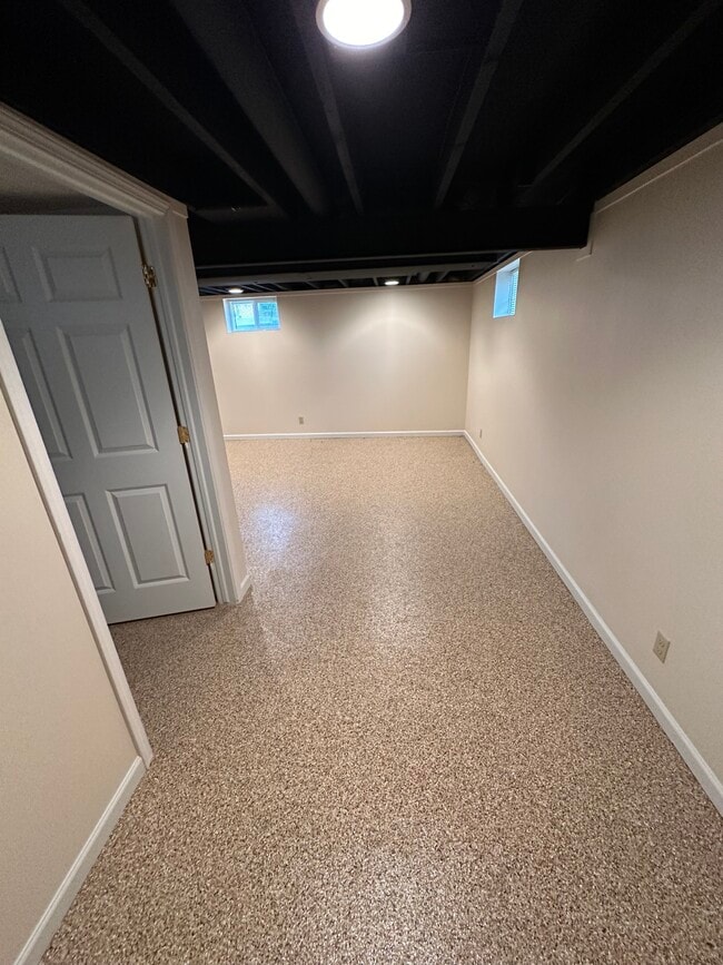 Building Photo - 4911 Sunset Dr