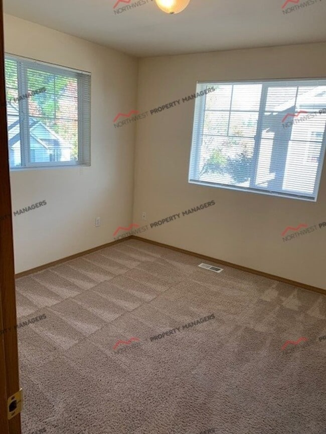 Building Photo - r95