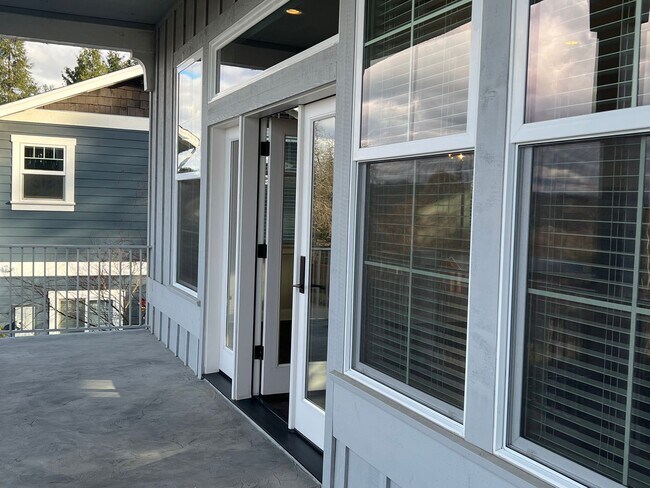 Building Photo - Beautiful, Custom home in the heart of Jacksonville | Available Now