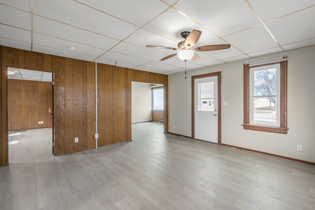 Building Photo - 521 Main St E