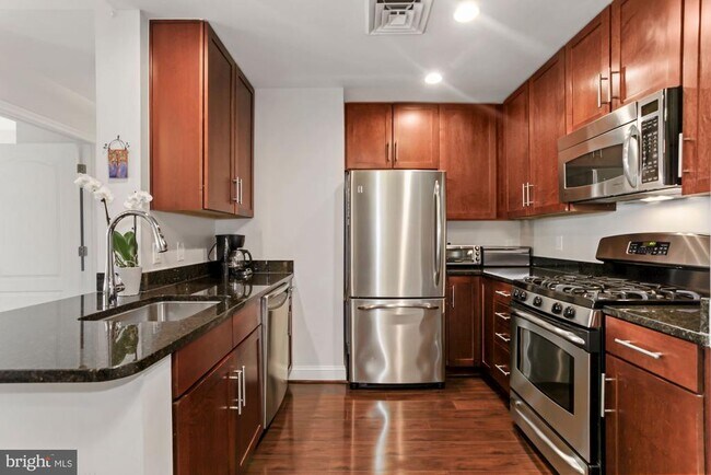 Building Photo - 525 N Fayette St