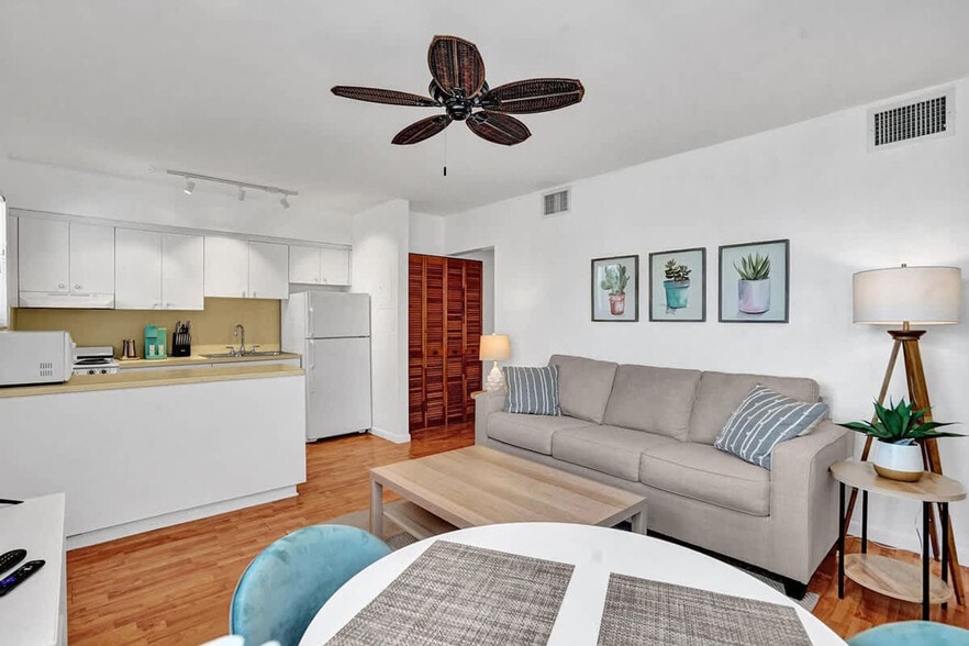 Building Photo - 851 N Surf Rd