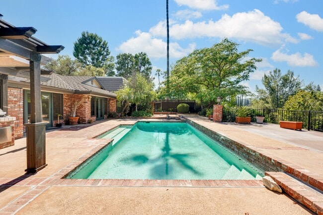 Building Photo - Perfect Entertaining Family Home with Larg...