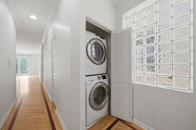 Building Photo - Beautiful and Spacious 2 bedroom, 2 Bathroom Located