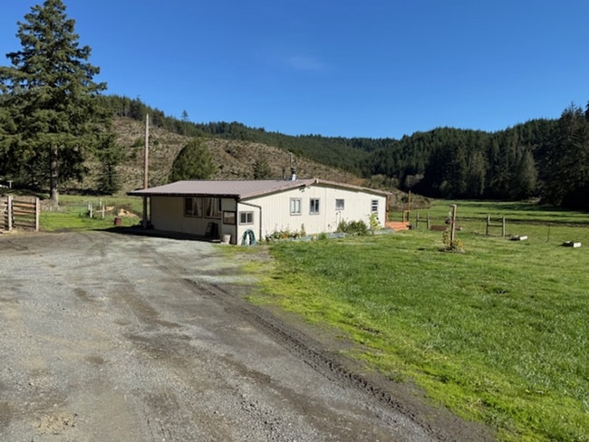 Primary Photo - Country Home, 4 bed/2bath short term rental